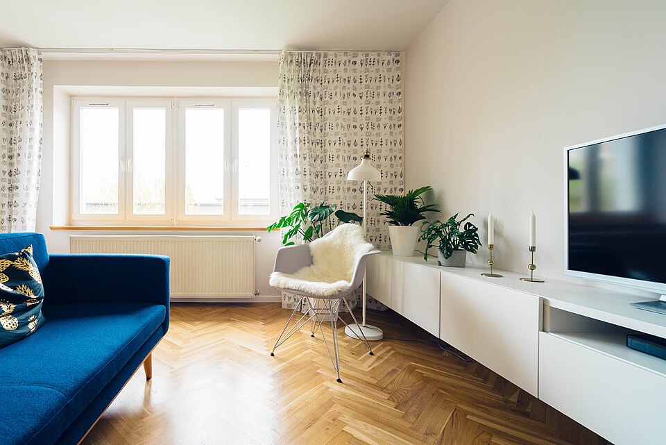 Helles Wohnzimmer als Symbol für Haushalt