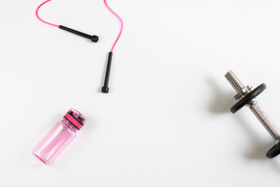 Fitnesszubehör als Symbol für Gesundheit und Wohlbefinden