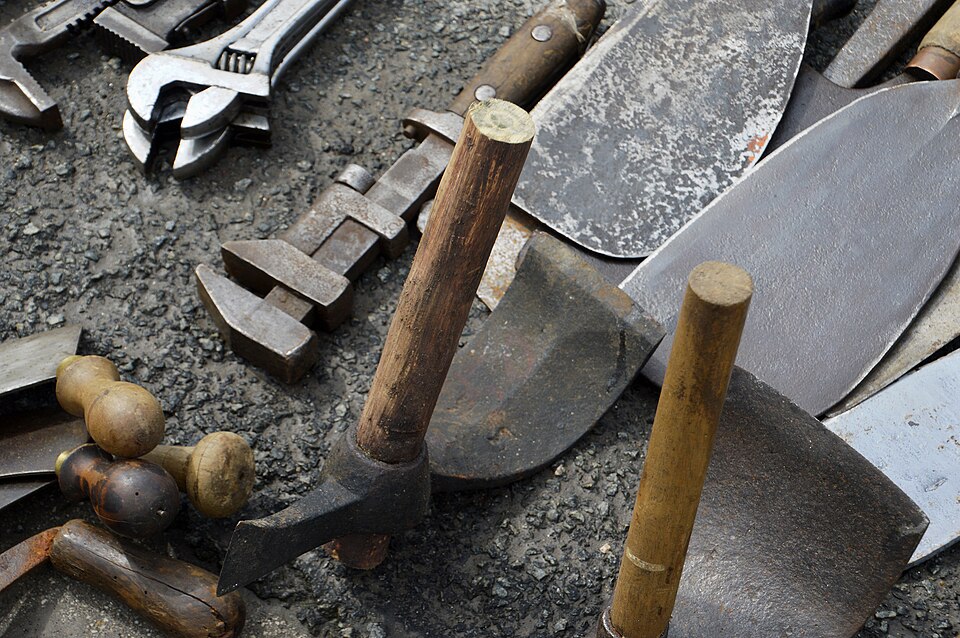 Handwerkzeuge auf einer Arbeitsfläche