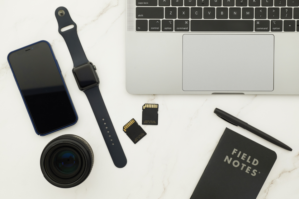 Laptop, Smartphone und Smartwatch als Symbol für Technik
