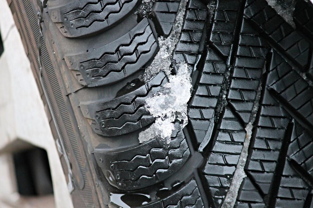 Winterreifenprofil mit Schnee – Symbolfoto, kein konkretes Vergleichsmodell