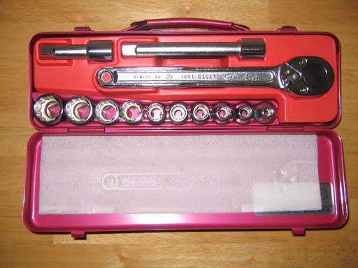 KTC-Steckschlüsselsatz mit Ratsche als Symbolfoto; kein Wera Tool-Check PLUS und kein Bosch-Vergleichsmodell