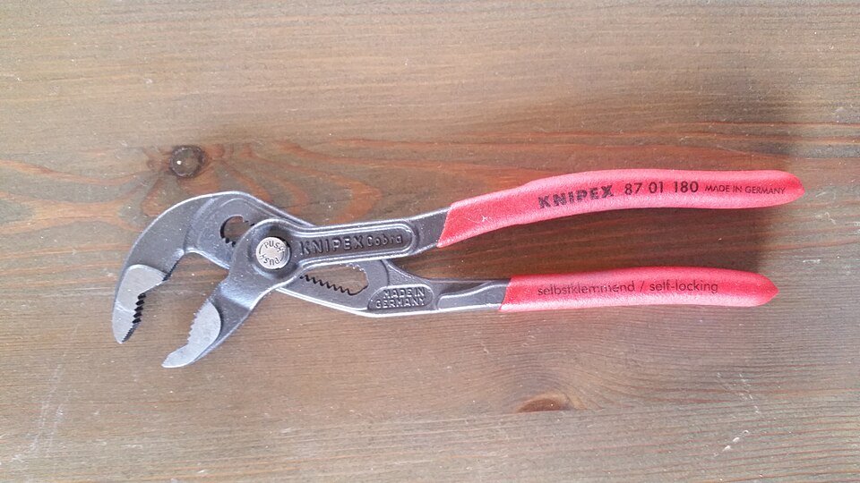 KNIPEX Cobra 87 01 180 als Symbolfoto für Wasserpumpenzangen; verglichen werden 250-mm-Modelle