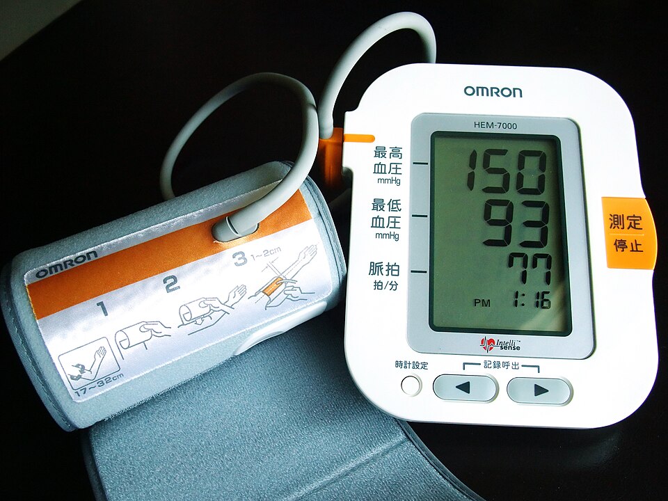 Omron HEM-7000 mit Oberarmmanschette als Symbolfoto; kein Beurer BM27 oder Omron M3 Comfort