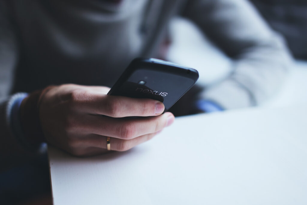 Smartphone in einer Hand – neutrales Kategoriemotiv